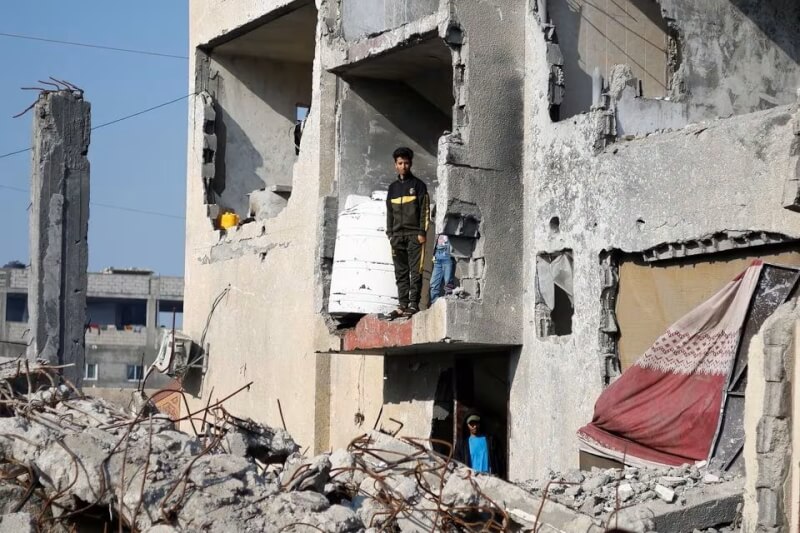 圖為1日，巴勒斯坦人站在被以色列襲擊摧毀的加薩南部房屋內。（路透社）