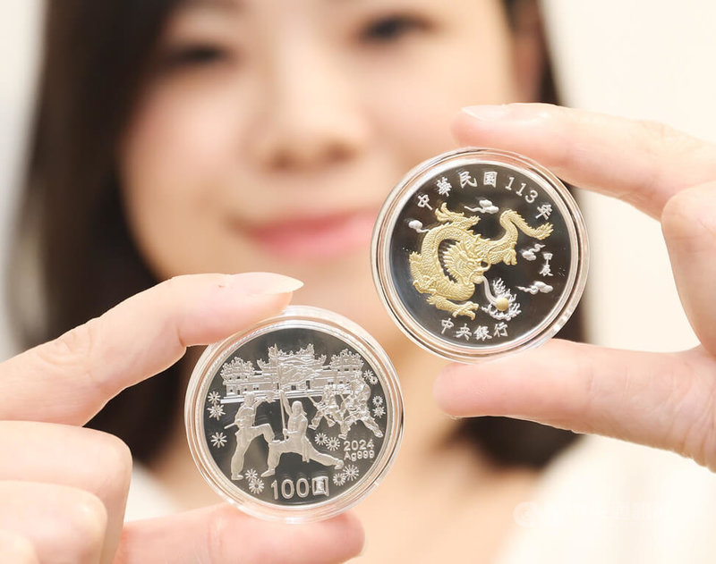 中央銀行3日宣布，將發售「甲辰龍年生肖紀念套幣」9萬套，網路預購1月8日上午10時起開跑。銀幣（面額新台幣100圓），正面（右）以局部鍍金的「龍」圖樣為主題，背面（左）則是台灣陣藝文化「高雄內門宋江陣」。中央社記者張新偉攝  113年1月3日