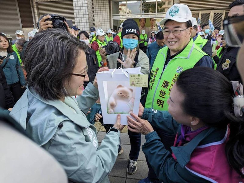 民進黨副總統候選人蕭美琴(前左)4日陪同無黨籍苗栗縣第2選區立委候選人曾玟學、民進黨苗栗縣第1選區立委候選人康世明掃街拜票,有支持者熱情送上貓撲滿,為蕭美琴加油打氣。(康世明競選總部提供)中央社記者管瑞平傳真 113年1月4日