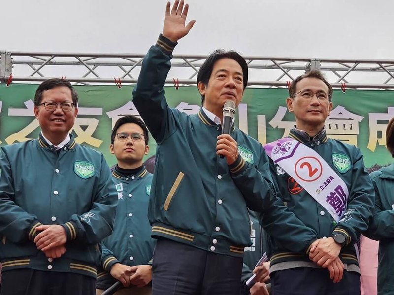 民進黨總統候選人賴清德（右2）4日赴桃園多處宮廟參香祈福，致詞時並呼籲民眾務必團結、不走回過去而要走向未來。左為行政院副院長鄭文燦。（賴清德桃園競選總部提供） 中央社記者葉臻傳真 113年1月4日