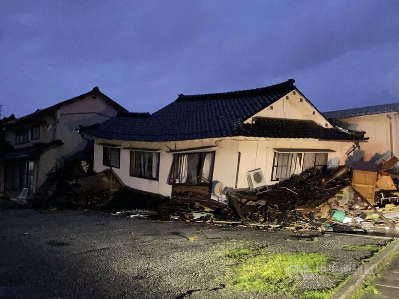 日本石川縣元旦下午發生最大震度7級強震，七尾市路旁可見到倒塌房屋。中央社記者戴雅真七尾市攝 113年1月4日