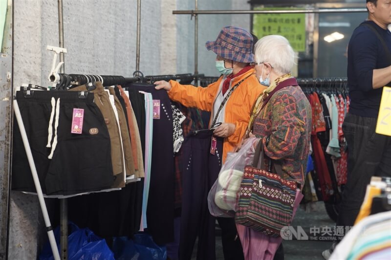 圖為民眾在台北市北投區採買服飾。（中央社檔案照片）