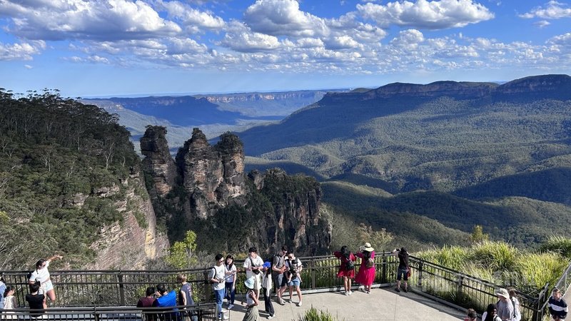 藍山國家公園（Blue Mountain）座落於澳洲新南威爾斯州西側，為雪梨周邊知名景點，2000年被列為世界遺產。三姐妹峰（Three Sisters）為其中最著名的天然景觀。圖攝於2023年12月28日。中央社記者楊淳卉雪梨攝  113年1月4日