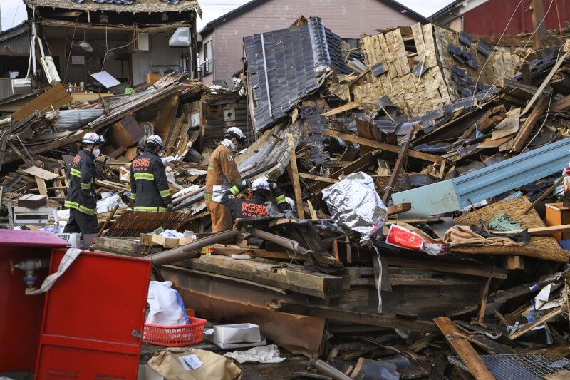 日本地震重創能登半島，搜救人員4日在輪島市救災。（共同社）