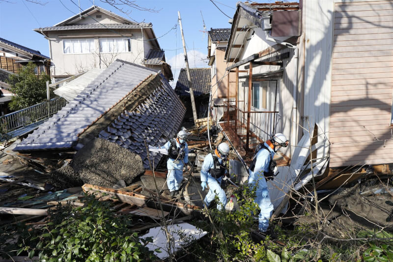 日本地震重創能登半島，搜救人員4日在珠洲市救災。（共同社）