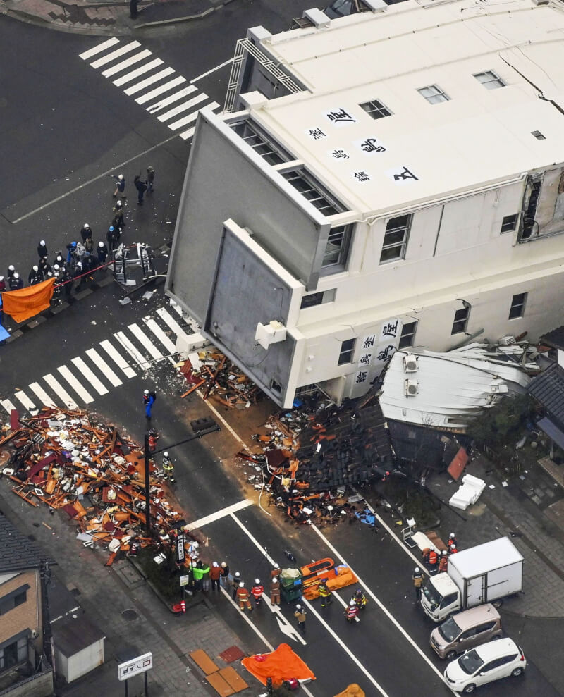日本石川縣發生強震，消防員3日在輪島市的倒塌建物下進行搜救。（共同社）