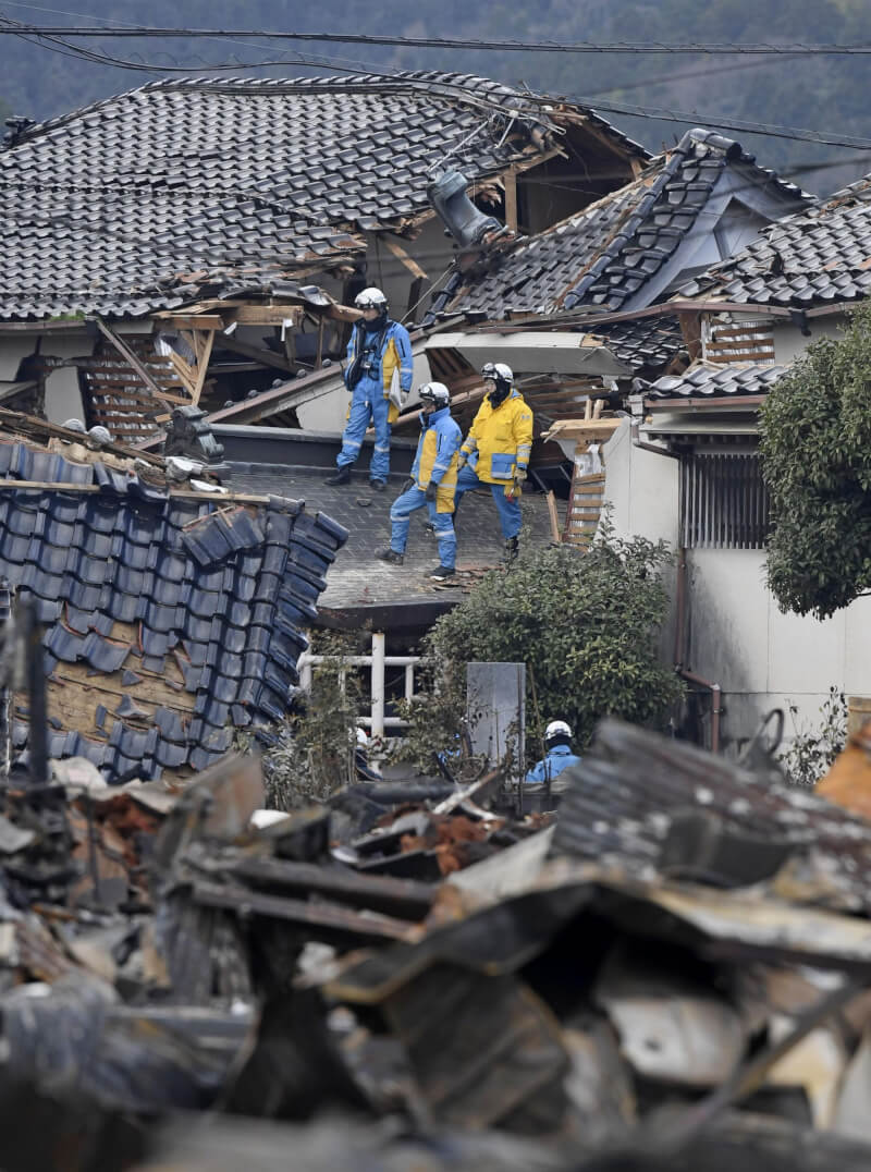 日本地震重創能登半島，搜救人員4日在輪島市救災。（共同社）