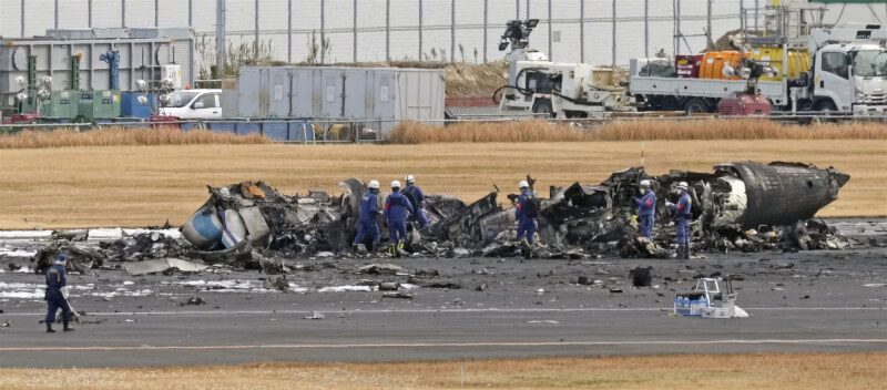 羽田機場跑道上的海保廳固定翼飛機殘骸。（共同社）