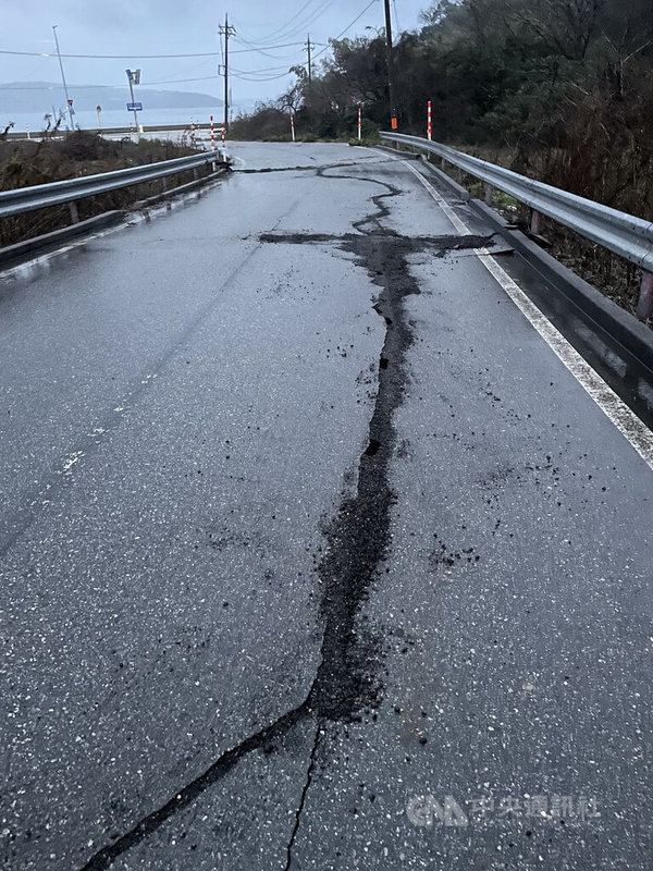 日本石川縣元旦發生最大震度7級強震，七尾市道路毀損。中央社記者戴雅真七尾市攝 113年1月4日