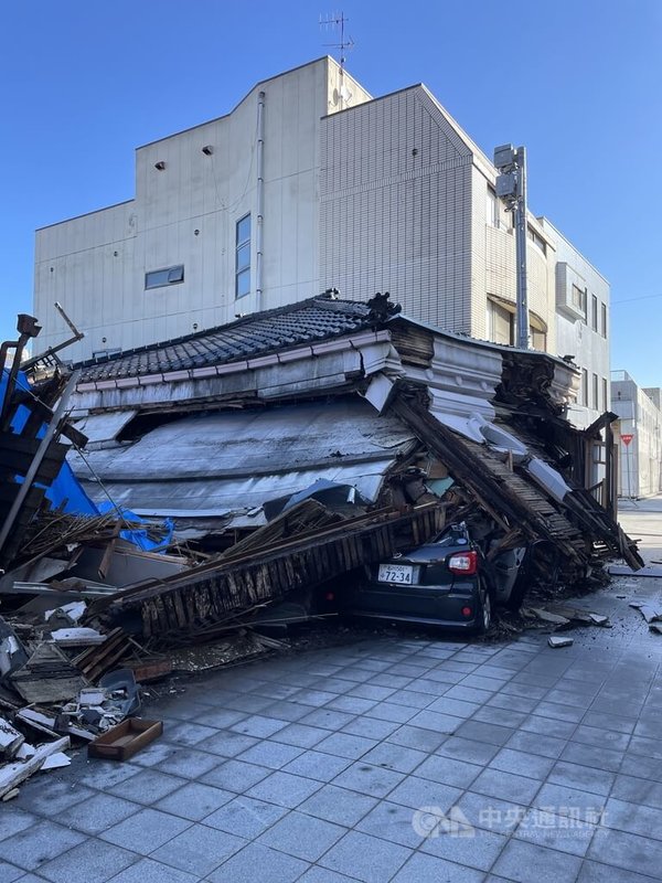 日本石川縣1月1日下午發生最大震度7級強震，靠近震央的七尾市，建築物嚴重毀損，停在旁邊的車輛也被波及。中央社記者戴雅真七尾市攝 113年1月4日