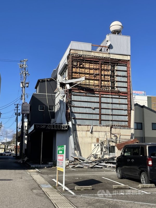 日本石川縣1月1日下午發生最大震度7級強震，靠近震央的七尾市，建築物嚴重毀損。中央社記者戴雅真七尾市攝 113年1月4日