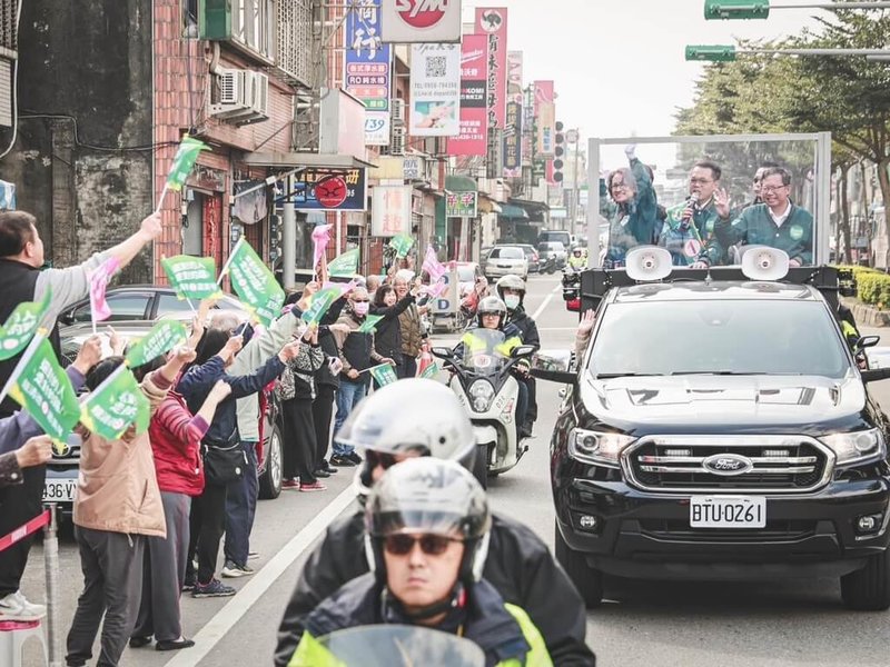 民進黨副總統候選人蕭美琴（車上前左）5日至桃園市區車隊掃街，沿途向支持者揮手致意。（賴清德桃園競選總部提供） 中央社記者葉臻傳真  113年1月5日