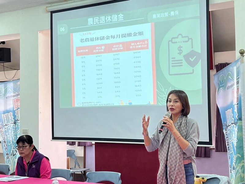 民進黨高雄市第1選區立委候選人邱議瑩(右)5日出席杉林農業政策說明會,關心農業現況、農民福利、農民金融等議題。(邱議瑩競總提供)中央社記者林巧璉傳真 113年1月5日