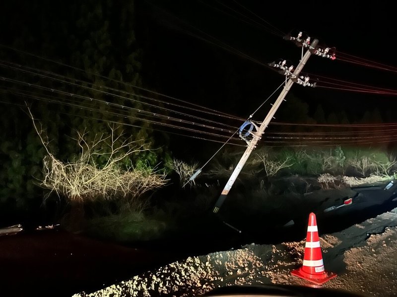 日本能登半島元旦發生強震，重災區珠洲市道路柔腸寸斷，電線桿大幅傾斜。（台灣災難醫療隊發展協會提供）中央社記者戴雅真金澤傳真 113年1月5日