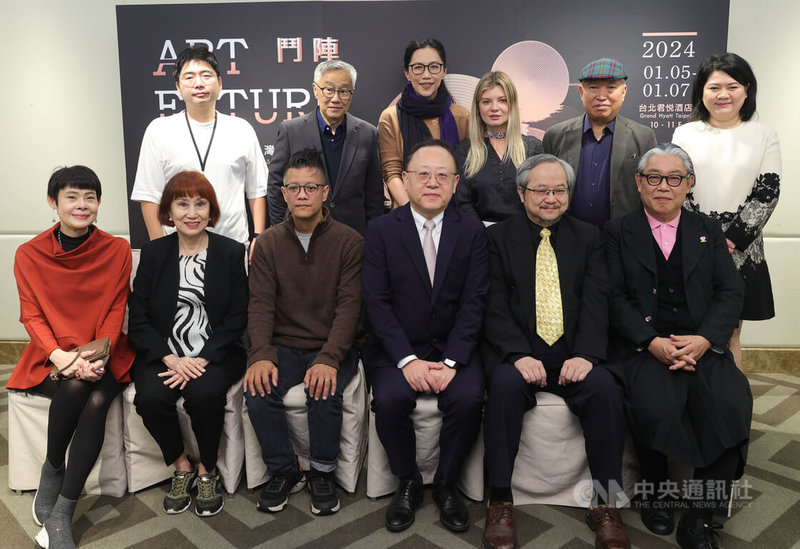「2024 ART FUTURE 藝術未來Ｘ台灣當代一年展」開幕記者會5日在台北舉行，文化部長史哲（前右3）出席，和與會貴賓合影。中央社記者謝佳璋攝  113年1月5日
