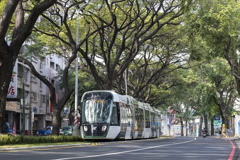 高雄輕軌成圓持續試營運中，高雄市捷運局5日表示，近日發現有用路人疑不熟悉法規，經常違規於輕軌共用道路路口軌道區黃色舖面臨停等待左轉，造成輕軌車輛無法順利通行，提醒用路人應遵守道路交通號誌、標線及牌面等指示行駛，以免受罰。（高雄市捷運局提供）中央社記者林巧璉傳真  113年1月5日