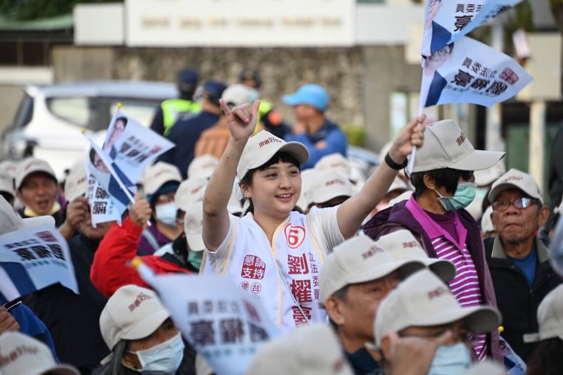 無黨籍台東縣立委候選人劉櫂豪青年志工團5日動員號召年輕人力挺最重視年輕人的劉櫂豪，青年團表示，要把認真努力、專業會做事的劉櫂豪送進立法院，繼續當台東立委。（劉櫂豪服務處提供）中央社記者盧太城台東傳真  113年1月5日