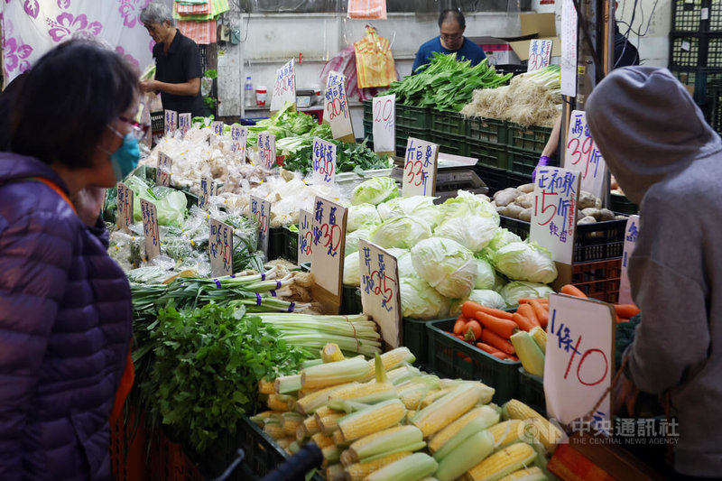 行政院主計總處5日公布112年全年消費者物價上漲率（CPI）為2.50%，扣除蔬果、能源後的核心CPI則為2.58%，兩者同創15年來次高紀錄。圖為台北市信義區5日有民眾前往虎林市場買菜。中央社記者張新偉攝  113年1月5日