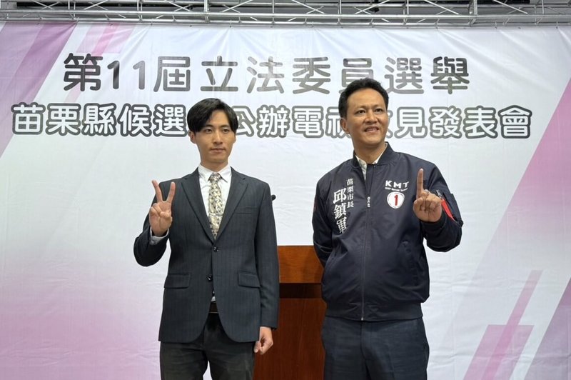 苗栗縣立委選舉首場公辦電視政見發表會5日登場，第2選區國民黨籍候選人邱鎮軍（右）全程以客語發聲，無黨籍候選人曾玟學（左）除闡述政見，更批評對手濫訴迴避爭議。圖為兩人會前合影。（苗栗縣選委會提供）中央社記者管瑞平傳真  113年1月5日