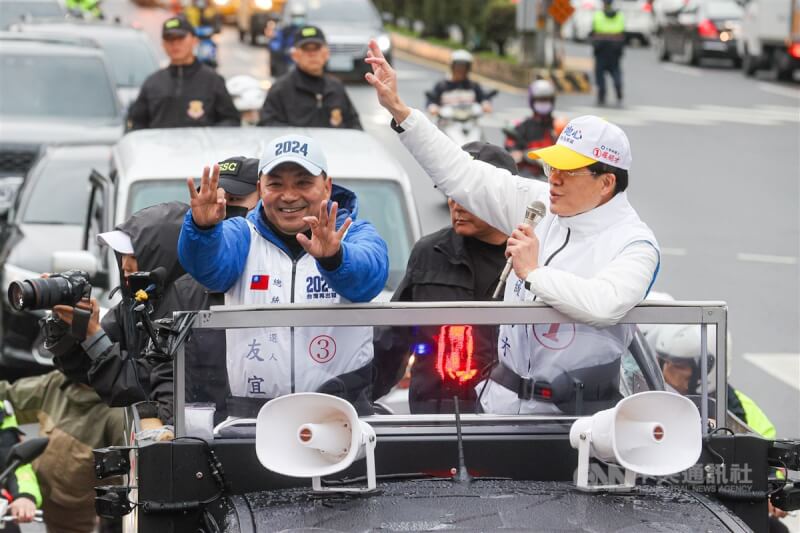 國民黨總統候選人侯友宜（前左）與國民黨立委候選人羅明才（前右）3日下午到新北市新店區進行車隊掃街拜票。中央社記者鄭清元攝 113年1月3日