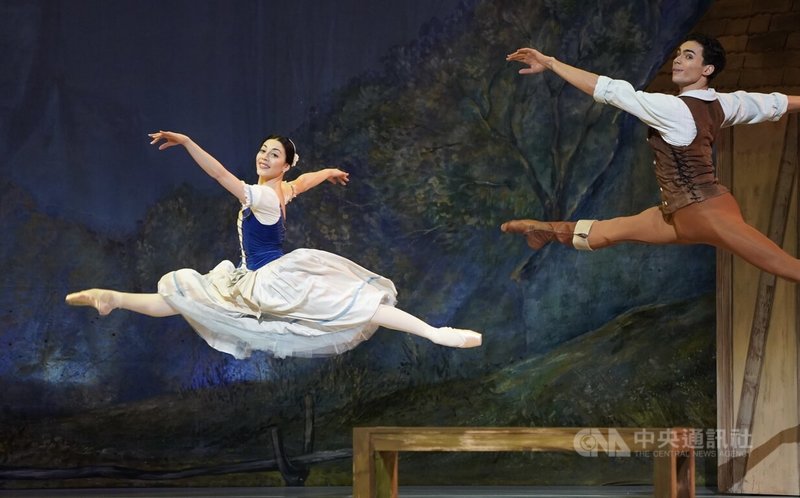 荷蘭國家芭蕾舞團首席瑪雅.瑪卡緹莉(Maia Makhateli)(左)與巴西籍國際芭蕾新星維克多.凱克塔(Victor Caixeta)(右)應邀擔任客席首席,5日晚間將與烏克蘭聯合芭蕾舞團攜手登上台北國家戲劇院舞台,為台灣觀眾送上經典舞碼「吉賽兒」。中央社記者徐肇昌攝 113年1月5日