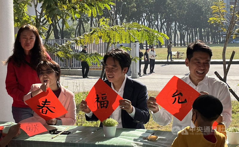 民進黨總統候選人賴清德（中）5日與同黨籍立委候選人李柏毅（右）、立委劉世芳（前左）等人參訪高雄市左營區大義非營利幼兒園，與幼童一起寫春聯，賴清德寫下「福」字。中央社記者林巧璉攝  113年1月5日