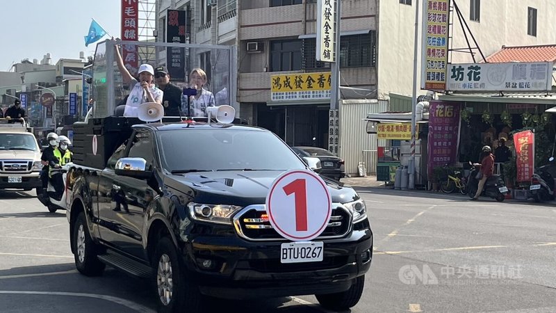 台灣民眾黨副總統候選人吳欣盈（車上前左）5日在台南車隊掃街造勢，她表示，「我們不玩棄保遊戲」，大家要出來投神聖一票。中央社記者張榮祥台南攝  113年1月5日