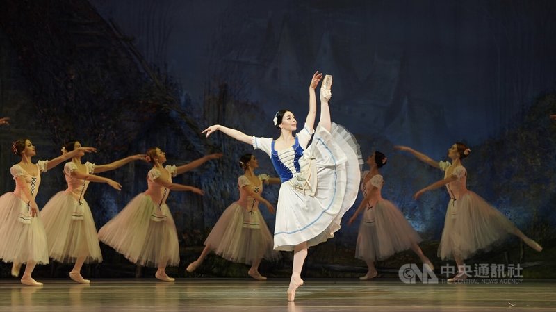 烏克蘭聯合芭蕾舞團5日晚間將登上台北國家戲劇院演出經典舞劇「吉賽兒」,擔任客席首席的國際舞星瑪雅.瑪卡緹莉(Maia Makhateli)(前)下午與舞者進行總彩排,展現優雅身姿。中央社記者徐肇昌攝 113年1月5日