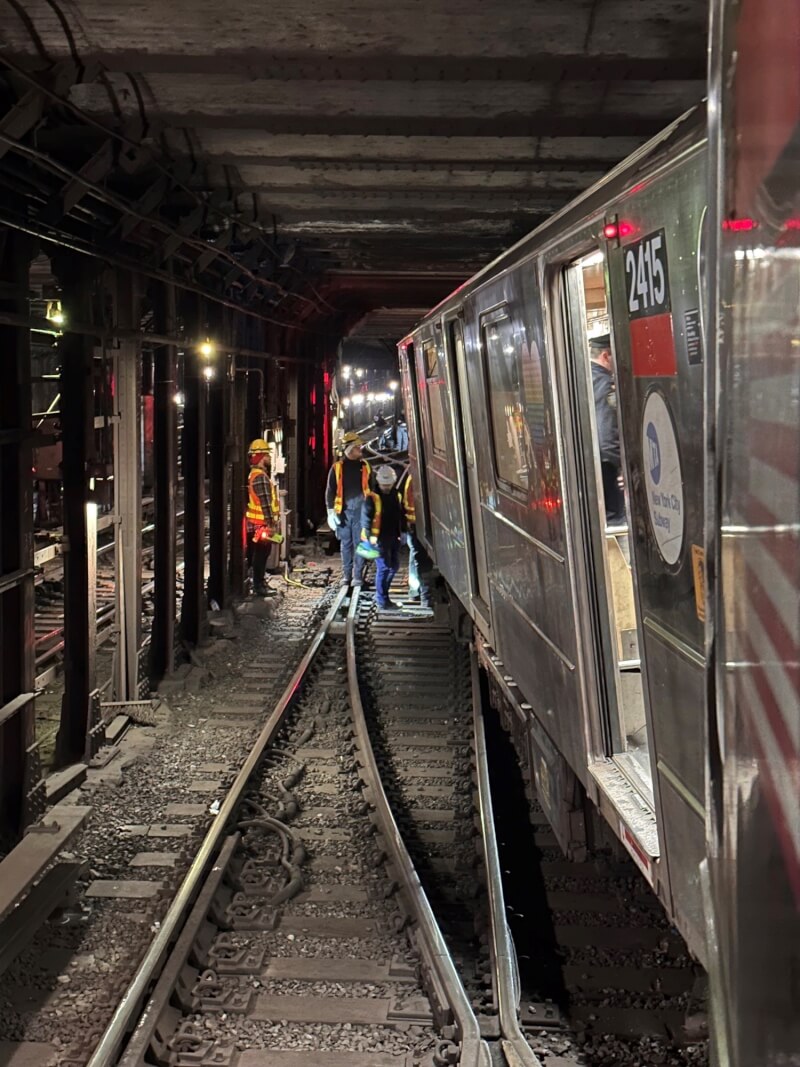美國紐約市地下鐵4日發生兩列車擦撞出軌事故。（圖取自twitter.com/nycemergencymgt）