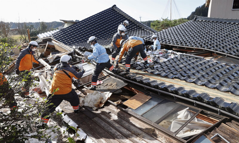日本石川縣強震後，搜救人員4日在災區尋找受困民眾。（共同社）
