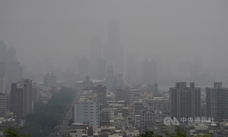 圖為去年10月高雄市區天空一片灰濛。（中央社檔案照片）