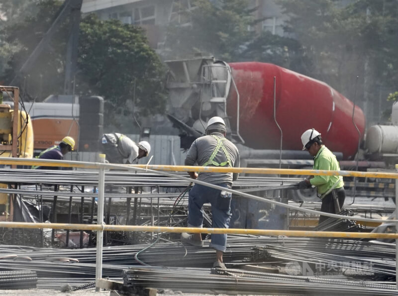 圖為高雄市鳳山區街頭營建業勞工辛勤工作情形。（中央社檔案照片）