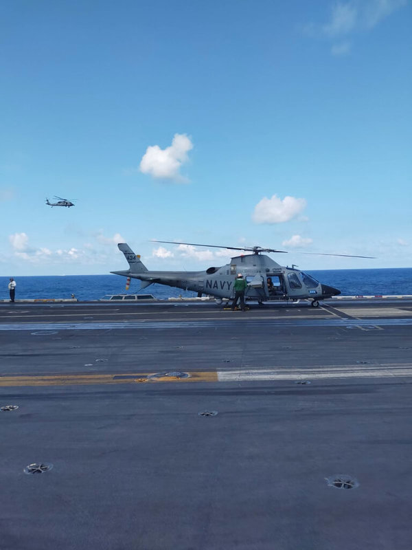 菲律賓海軍一架阿古斯特維斯特蘭（AgustaWestland）AW109直升機4日降落在美軍「卡爾文森號」航空母艦上。（菲律賓軍方提供）中央社記者陳妍君馬尼拉傳真 113年1月5日