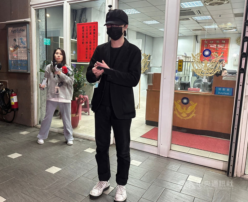 歌手謝震廷(中)與前女友談判引糾紛,因帶刀被保全壓制報警,謝震廷5日晚間在警局外受訪時強調,自己並沒有拿刀傷害或攻擊人,對於對方要加油添醋感到遺憾;過去身上就會帶刀和辣椒水,前女友也知情。中央社記者劉建邦攝 113年1月5日