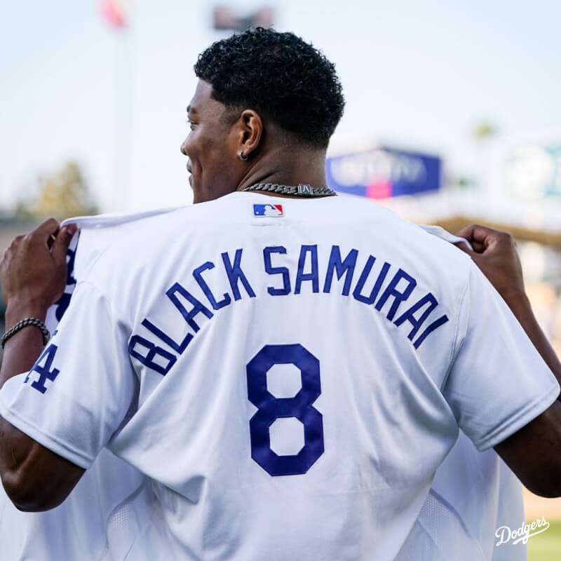 圖為去年7月NBA日本球星八村壘在道奇球場開球，他身穿道奇隊球衣，名字印著「黑武士」。（圖取自twitter.com/Dodgers）