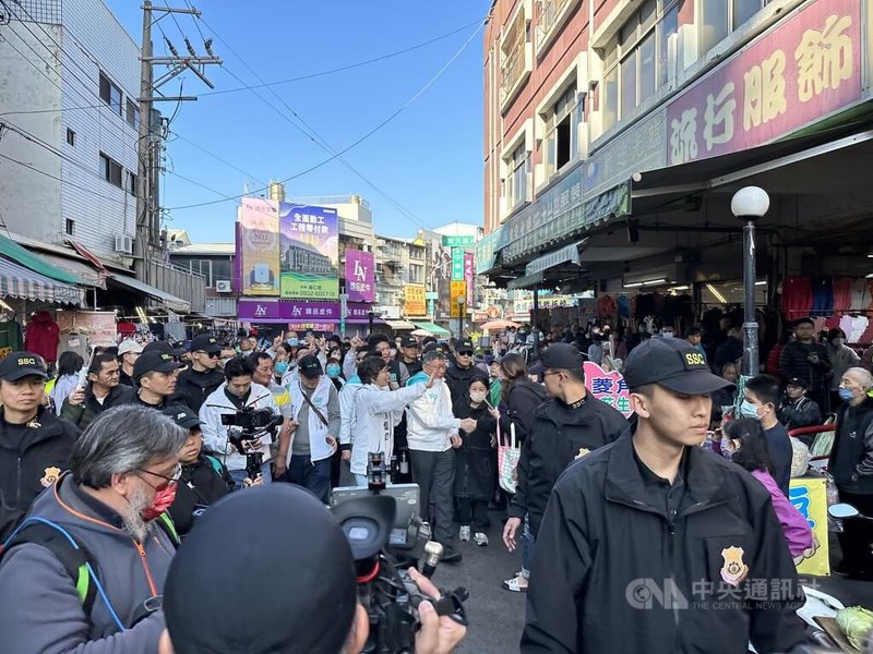 民眾黨總統候選人柯文哲（白衣，右）6日陪同黨籍台中立委候選人蔡壁如（白衣，右2）掃街拜票，行經大甲區一處菜市場，獲得民眾歡迎。中央社記者趙麗妍攝 113年1月6日