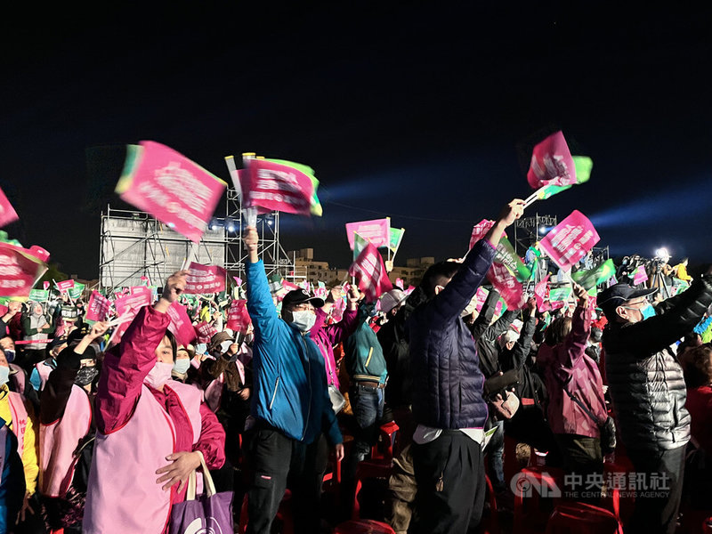 選前超級星期六，民進黨力拚選情，6日晚間在桃園市舉辦造勢晚會催票。根據主辦單位估計，現場約湧入10萬名支持者熱情相挺。中央社記者葉臻攝  113年1月6日