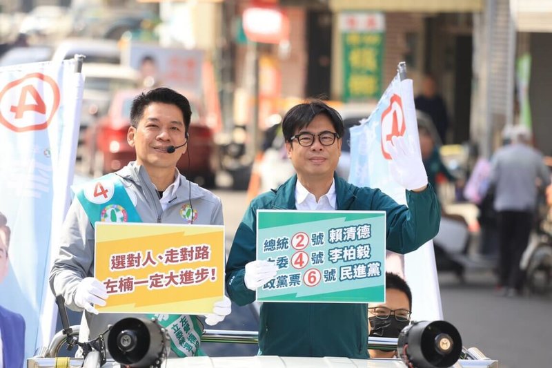 選舉倒數衝刺階段，高雄市長陳其邁（右）6日陪民進黨高雄市第3選區立委候選人李柏毅（左）車隊掃街，陳其邁表示，希望守住這一席進步的力量。（李柏毅競總提供）中央社記者蔡孟妤傳真  113年1月6日