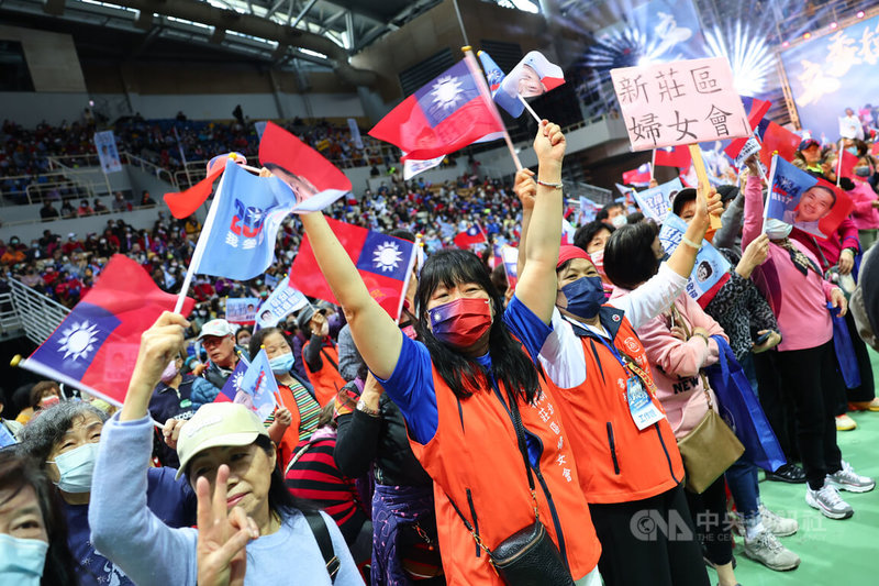 國民黨新北市立委候選人蔣欣璋6日下午在新莊體育館舉辦黃金週造勢大會，黨籍正副總統候選人侯友宜、趙少康皆到場參與，現場大批支持者揮舞旗幟，展現相挺熱情。中央社記者王騰毅攝 113年1月6日