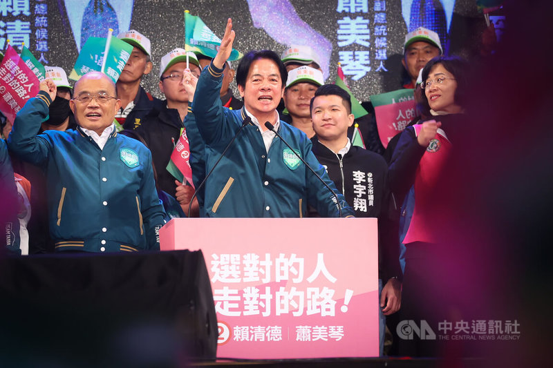 選前超級星期六，民進黨總統候選人賴清德（中）6日全力催票，1天南北7場造勢馬不停蹄，晚間在新北市新莊區與前行政院長蘇貞昌（左）同台，呼籲眾人一起用選票守護台灣。中央社記者王騰毅攝 113年1月6日