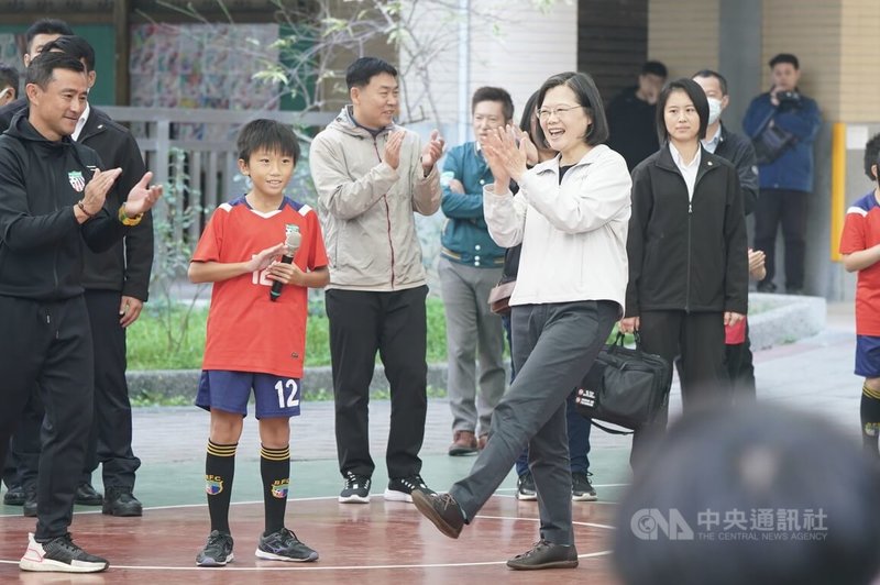 總統蔡英文（前右2）6日前往新北市輔選民進黨板橋西區立委張宏陸，並與小足球員開心互動。中央社記者徐肇昌攝  113年1月6日