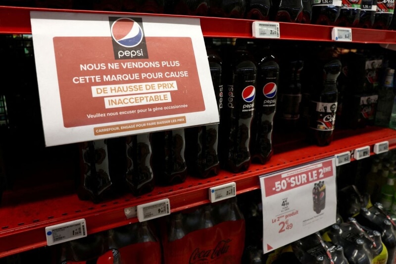 圖為家樂福在法國巴黎門市百事可樂的貨架貼上標語，上面寫著「由於價格上漲令人無法接受，我們不再銷售該品牌。給您帶來不便，我們深表歉意。」（路透社）