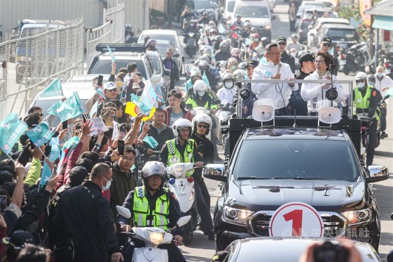 台灣民眾黨總統候選人柯文哲（車上左）6日在台中與同黨立委候選人蔡壁如（車上右）一同進行車隊掃街，許多民眾守候在路旁為柯文哲加油打氣。中央社記者鄭清元攝　113年1月6日