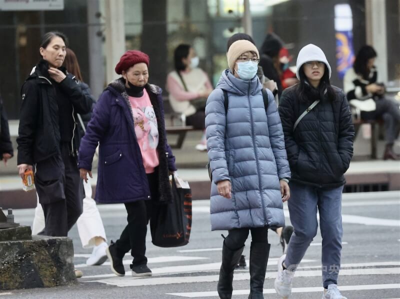 圖為台北市萬華區民眾穿著保暖衣物外出。（中央社檔案照片）