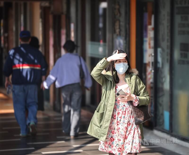 圖為台北市中正區街頭的民眾用手遮擋陽光。（中央社檔案照片）