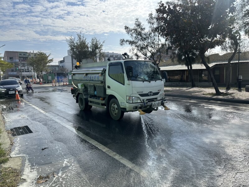 台南部分測站空品6日出現紅色警示及橘色提醒，市府出動洗街車。（圖取自台南市環保局網頁web.tainan.gov.tw）