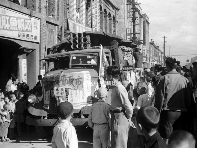1950年開始陸續舉行首屆縣市長選舉，屬於第2期辦理的基隆市民於1951年1月7日投票，由謝貫一當選市長，圖為基隆市政府選舉宣傳車。（中央社檔案照片）