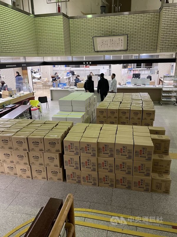 日本能登強震後，各地物資湧入災區。七尾市役所內，物資擺放整齊，有條不紊。中央社記者戴雅真七尾市攝 113年1月6日