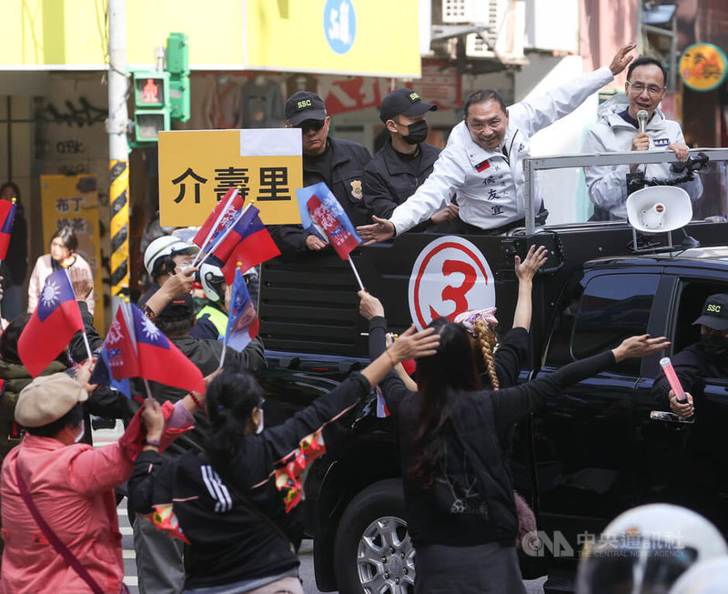 總統副總統及立委選戰進入倒數，國民黨總統候選人侯友宜（後右2）6日上午到新北市板橋區進行車隊掃街，沿途向民眾拜票，全力衝刺選情。中央社記者謝佳璋攝　113年1月6日