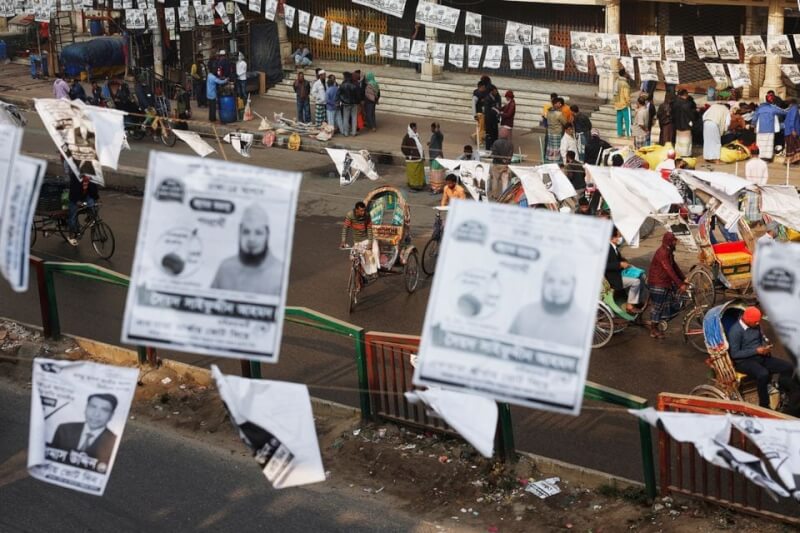 圖為4日，孟加拉首都達卡街上懸掛著許多候選人的海報。（路透社）